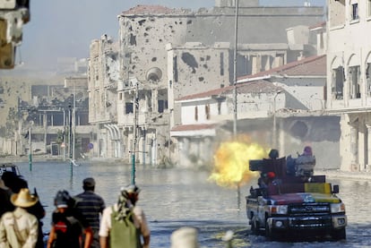 Un combatiente rebelde dispara contra fuerzas gadafistas, ayer en el centro de Sirte.