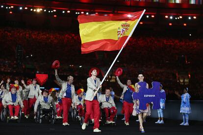 Delegação da Espanha, com o jogador de tênis de mesa de Granada José Manuel Ruiz como porta-bandeira, com uniforme desenhado por Luanvi.