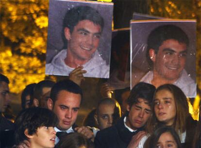 Compañeros y amigos de Álvaro Ussía se manifiestan ayer junto a la discoteca de donde fue sacado a la fuerza poco antes de morir.