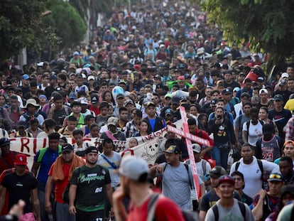 Migrantes caminan en caravana en Tapachula, Chiapas, el 23 de abril.