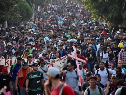 Migrantes caminan en caravana en Tapachula, Chiapas, el 23 de abril.