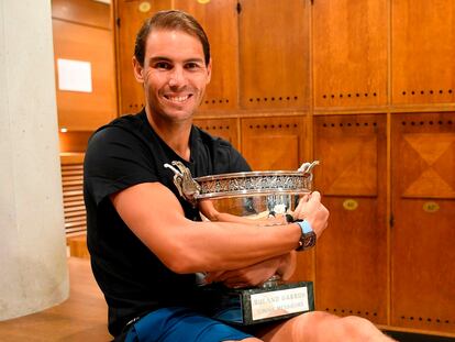 Rafa Nadal en la Federación Francesa de Tenis con la copa que le acredita como ganador del último torneo de Roland Garros, el 13 para él.