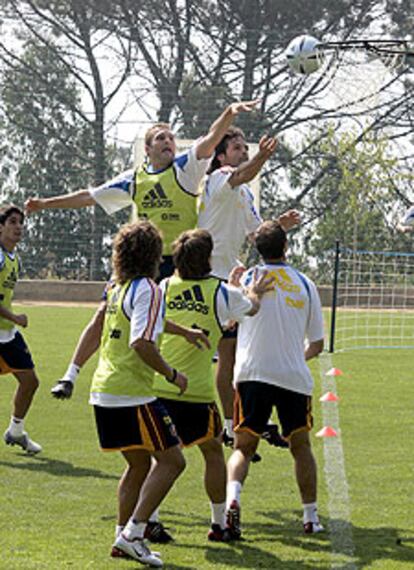 Morientes, Baraja, Puyol, Albelda y Helguera juegan al baloncesto.