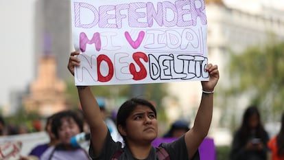 MEX5470.CIUDAD DE MÉXICO (MÉXICO), 19/05/2023 .-La joven mexicana Roxana Ruiz, condenada a seis años de cárcel por defenderse de su violador, participa durante un protesta hoy en Ciudad de México (México). Distintos colectivos de mujeres se manifestaron este viernes en la Ciudad de México para demandar que se revierta la condena de seis años y dos meses en contra de Roxana Ruiz, por asesinar en defensa propia a su violador. EFE/Sáshenka Gutiérrez