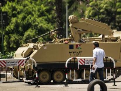 Un blindado egipcio protege la entrada de la embajada saudí en El Cairo.