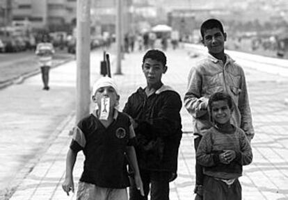 Cuatro niños mendigan por las calles de Melilla.