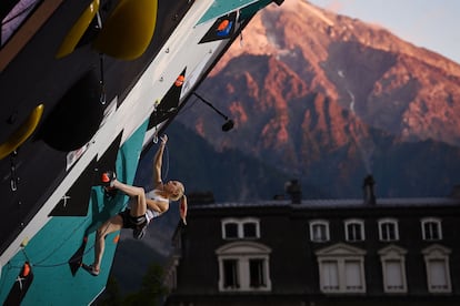 La eslovena Janja Garnbret compite en la final de la Copa del Mundo de Escalada IFSC, en la plaza Mont-Blanc en Chamonix, en los Alpes franceses, el domingo.