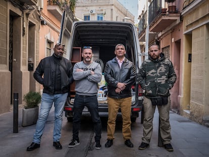 Daniel Esteve, el segundo por la izquierda, junto a miembros de su equipo de Desokupa, durante una actuación en 2018.