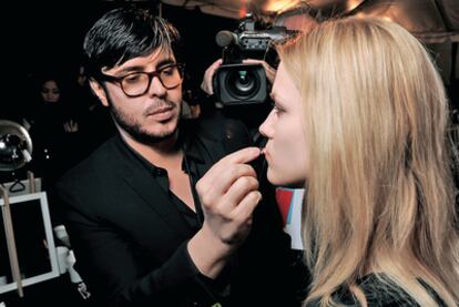 El maquillador François Nars trabajando en la última semana de la moda de Nueva York