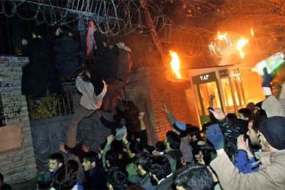Un grupo de manifestantes asalta anoche la Embajada de Dinamarca en Teherán.