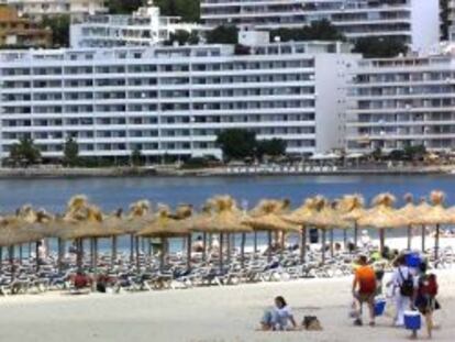 Turistas en la playa de Santa Ponsa