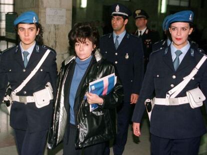 Patrizia Reggiani, en 1998, escoltada en el juzgado de Mil&aacute;n donde fue sentenciada por el asesinato de su exmarido, Maurizzio Gucci.