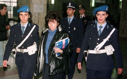 Patrizia Reggiani, en 1998, escoltada en el juzgado de Milán donde fue sentenciada por el asesinato de su exmarido, Maurizzio Gucci.