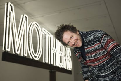 Martin Creed ante una de sus obras recientes, <i>Mothers,</i> en la galería de Hauser & Wirth, de Londres.