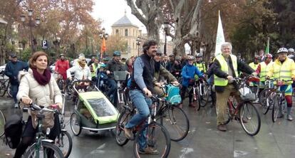 Un grupo de ciclistas durante una protesta por el presupuesto de 2016 para el Plan Andaluz de la Bicicleta, en Sevilla.