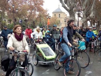 Un grupo de ciclistas durante una protesta por el presupuesto de 2016 para el Plan Andaluz de la Bicicleta, en Sevilla.