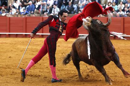 El diestro Manuel Jes&uacute;s, &#039;El Cid&#039;, ayer en el quinto toro de la cuarta corrida de la Feria de Abril, en La Maestranza de Sevilla.