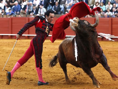 El diestro Manuel Jes&uacute;s, &#039;El Cid&#039;, ayer en el quinto toro de la cuarta corrida de la Feria de Abril, en La Maestranza de Sevilla.