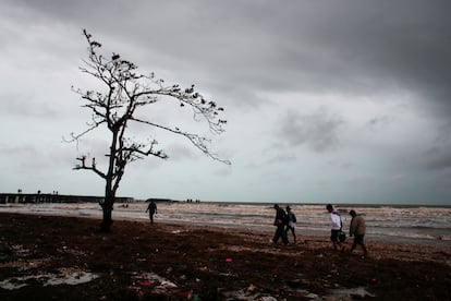 Residentes abandonan sus casas luego del paso del huracán Iota, en Puerto Cabezas, Nicaragua 17 de noviembre de 2020. 