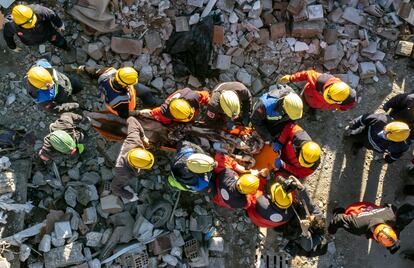 Un superviviente era rescatado entre los escombros de un edificio en Hatay (Turquía), este miércoles.
