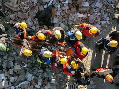 Los equipos de emergencia transportan a un superviviente del terremoto en Hatay, Turquía.