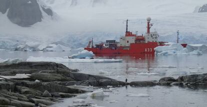El BIO Hespérides navegando entre hielos en las Shetland del Sur, en una campaña antártica anterior.