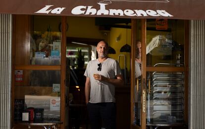 El antropólogo urbano Jose Mansilla, en el restaurante cafetería La Chimenea, en el Poblenou de Barcelona.