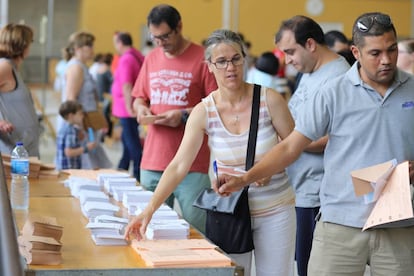 Varias personas aguardan para depositar su voto en Girona.