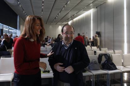 El primer secretario del PSC, Miquel Iceta (derecha), junto a la socialista Laia Bonet, durante la II Convenci&oacute;n Federalista organizada por la Fundaci&oacute;n Rafael Campalans que se celebra en Barcelona. 