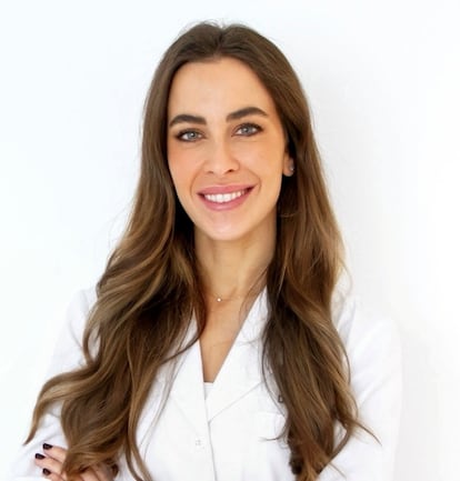 La Dra. María Rogel, médico especialista en dermatología clínica y estética.