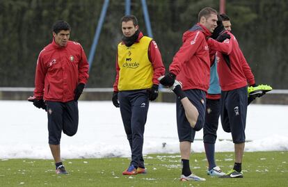 El internacional chileno Francisco 'Gato' Silva durante su primer entrenamiento en las instalaciones de Tajonar antes de su presentación como nuevo jugador de Osasuna, club en el que jugará cedido hasta el 30 de junio por el club Universidad Católica.