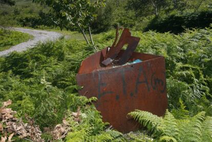 Imagen del monolito en memoria de Fernando Múgica, situado en el barrio donostiarra de Igeldo, atacado recientemente.