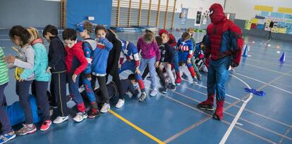 El profesor Trist&aacute;n Gonz&aacute;lez  imparte una clase en el Colegio Los Olivos. 