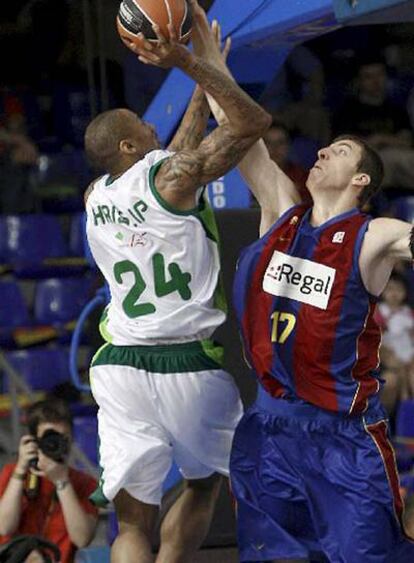 Haislip, del Unicaja, entra a canasta frente a Fran Vázquez, del Barcelona.