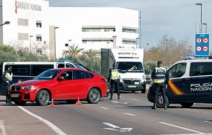 Un control de la Policia Nacional en la entrada de Valencia por la AP-7 durante el primer fin de semana.