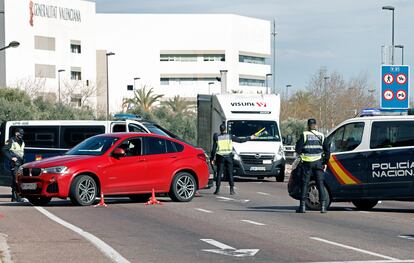 Un control de la Policia Nacional en la entrada de Valencia por la AP-7 durante el primer fin de semana de cierre perimetral, en enero de 2021.