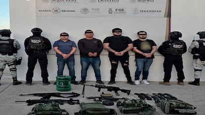 Elementos de seguridad junto a Moisés Barnabé Barraza, alias 'Berna', Noé Moreno Montes, alias 'Pinpon', Jesús Iván Robles Meraz, y Luis Antonio Ibarra Payan, pertenecientes a 'Los Chapitos', este jueves en Sinaloa.