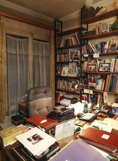 El despatx de Luis Romero, amb la seva inseparable màquina d’escriure Patria, on va fer totes les seves novel·les.