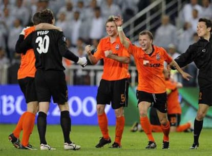 Los jugadores del Donetsk celebran el título sobre el césped del estadio de Estambul