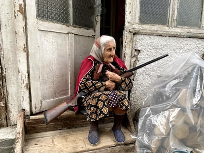 Una anciana con su escopeta en la puerta de su casa en Stepanakert, la capital del enclave separatista de Nagorno Karabaj, el domingo.