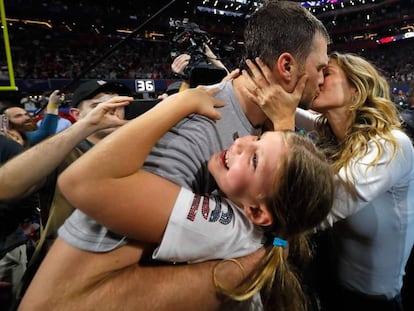 Tom Brady celebra con su hija y su esposa, la modelo Gisele Bündchen, su victoria en la Super Bowl, el 3 de febrero.