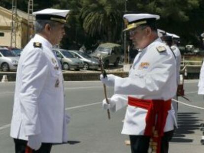 El general Chicharro, a la derecha, en una entrega de mandos en Cartagena en 2009.