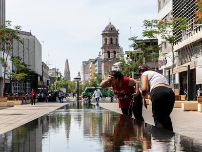 Dos mujeres se refrescan en una fuente de la ciudad de Guadalajara, el pasado 17 de junio.