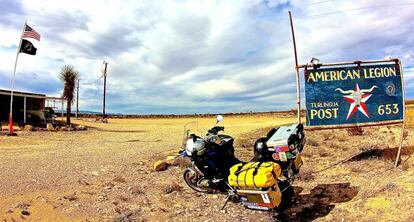 La Legin Americana (organizacin nacional de soldados veteranos) de Terlingua, situada en la carretera 118 que lleva de Study Butte a Alpine, es un galpn totalmente despoblado. Me miran con suspicacia. Esta regin aislada de Texas nunca estuvo defendida por ningn gobierno. Ya fuera espa?ol, mexicano o estadounidense. Refugio ideal de forajidos, los pocos colonizadores tenan que organizarse en somatenes capaces de castigar con la muerte el robo de un caballo. Los 'Rangers' no se crearon hasta finales del siglo XIX.