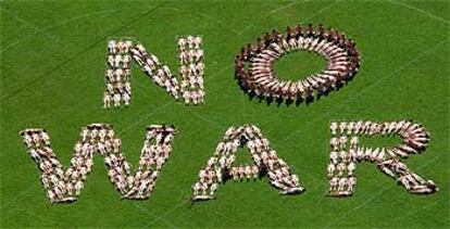 Más de 300 mujeres desnudas formaron con sus cuerpos las palabras "No a la guerra" en un estadio de Sidney. Es la segunda manifestación nudista en Australia de las muchas que hay contra un ataque a Irak.