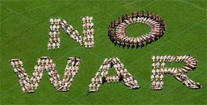 Más de 300 mujeres desnudas formaron con sus cuerpos las palabras "No a la guerra" en un estadio de Sidney. Es la segunda manifestación nudista en Australia de las muchas que hay contra un ataque a Irak.