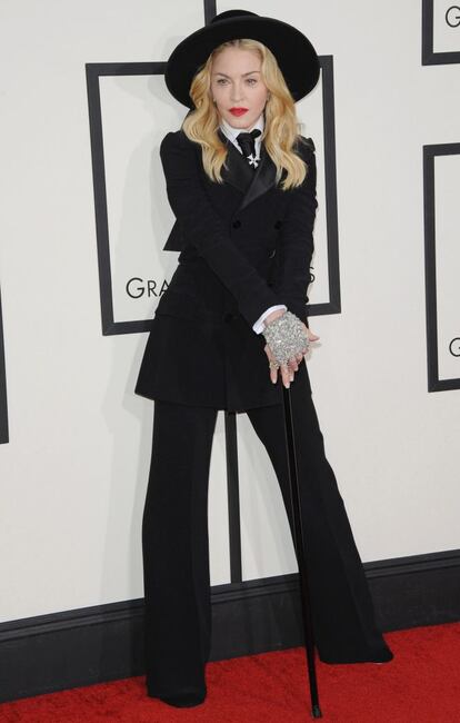 Madonna, como siempre, se anticipó a la tendencia y lució este esmoquin setentero en los premios Grammy del pasado año.