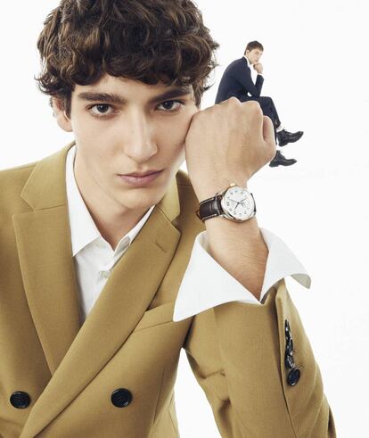 Reloj Longines Master Collection, chaqueta Boss y camisa Loewe. Sentado, traje Emporio Armani y botas Alexander McQueen. Foto: Gorka Postigo. Realización: Nono Vázquez