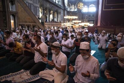 Fieles musulmanes protegidos con mascarillas rezan en el interior de Santa Sofía, en Estambul (Turquía).