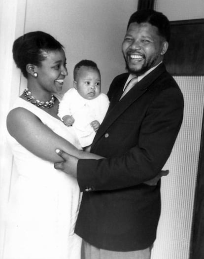 Imagem do então líder partidário no Congresso Nacional Africano da África do Sul, Nelson Mandela, com sua esposa Winnie Mandela e sua primeira filha, Zindzi, em sua casa de Orlando West, em 1961.